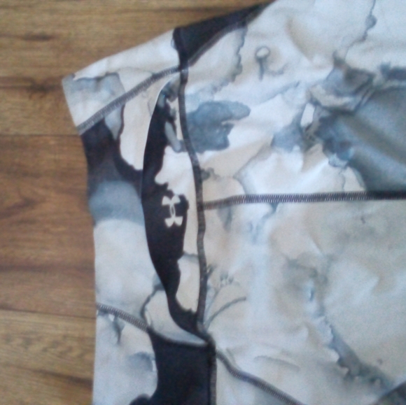 Under Armour like new condition 3/4 length leggings - Picture 1 of 4